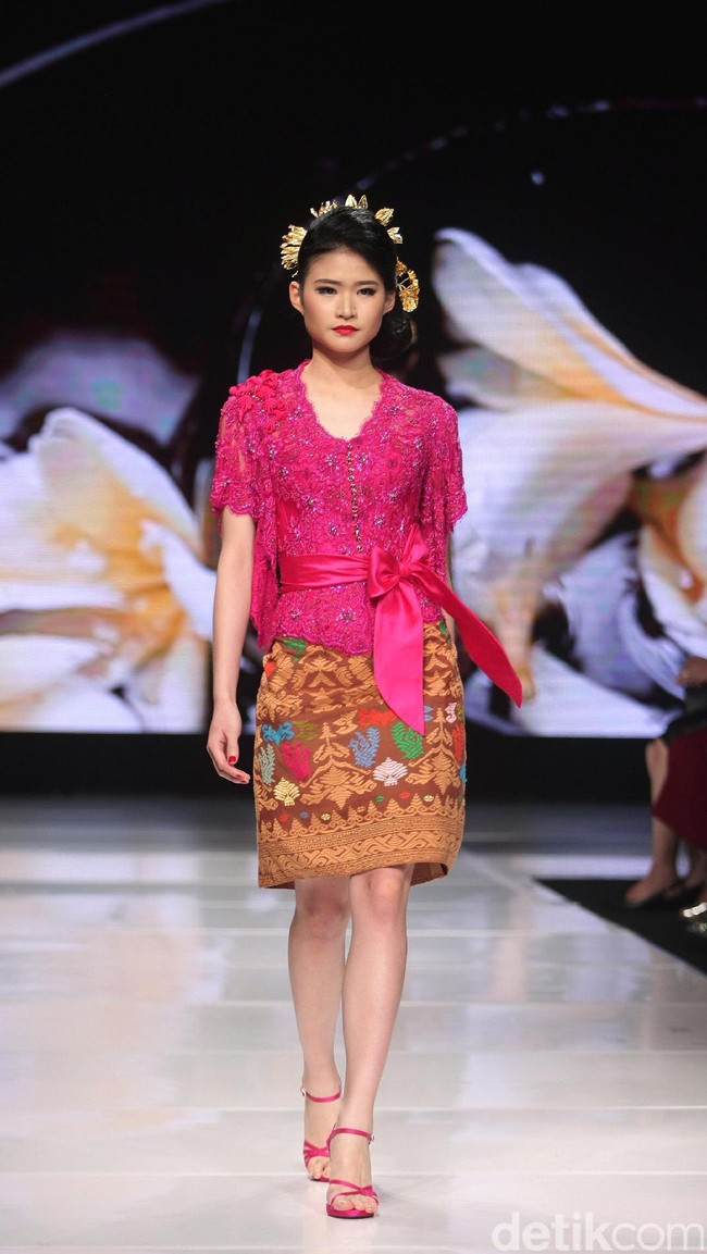 Koleksi terbaru dari Vera Anggraini dengan mengusung tema Merajut Nusantara yang bertempat di Ballroom Grand Hyatt hotel, Jakarta. [Foto: Mohammad Abduh/Wolipop]