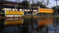 Seolah tidak terurus, halaman kawasan pabrik dan museum sebagian digenangi air hujan atau rob. Sama sekali tidak terlihat ada kegiatan di sana. Suara-suara mesin atau orang sama sekali tidak terdengar, hanya aroma samar rempah dan papan nama saja yang menandakan kalau bangunan itu pabrik jamu.