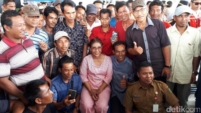 Blusukan ala Susi di Natuna, Naik Motor Hingga Hujan-hujanan