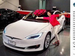 Anak Muda Berbakti Ini Belikan Ibu Mobil Mewah