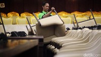 Kursi-kursi dibersihkan dan dirapikan.