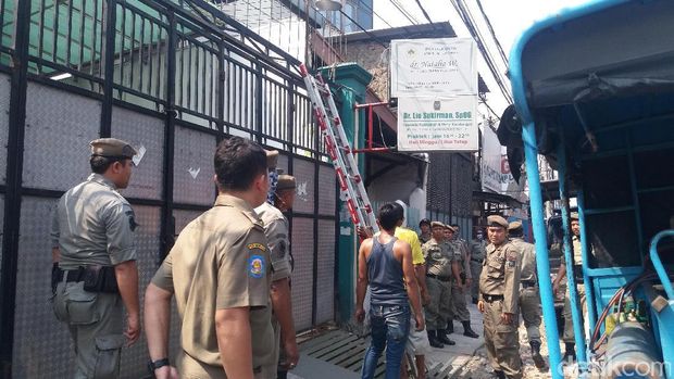 Penertiban trotoar oleh petugas gabungan Pemkot Jakarta Barat