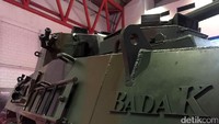 Badan Panser Badak terbuat dari lapisan baja yang mampu menahan tembakan amunisi kaliber 12,7 mm. Selain dilengkapi canon, Panser Badak juga dipasang machine gun kaliber 7,62 mm untuk mendukung operasi.