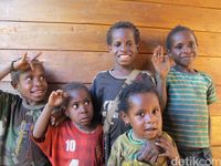 Anak-anak kecil Papua dengan rambut keriting khasnya (Afif Farhan/detikcom)