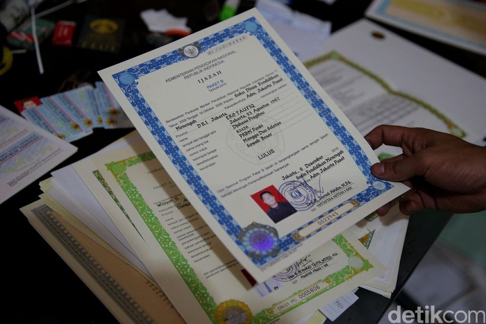 Polda Jawa Barat melakukan penggerebekan di Tambora Jakarta Barat. Rumah tersebut ditemukan setelah melakukan pengungkapan kasus pemalsuan ijazah di Bandung.