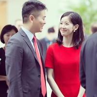 Zetian juga terlibat menjalankan bisnis bersama suaminya. Ia membantu suaminya mempromosikan bisnis fashion dan barang mewah di situs JD.com. Foto: Dok. Instagram