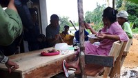 Ia juga tampak memakai sandal jepit.
