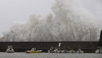 Gelombang tinggi akibat Topan Noru terlihat di Aki, Prefektur Kochi (Foto: Kyodo/via REUTERS)