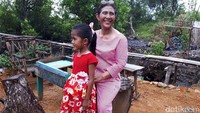 Susi juga sempat mampir ke rumah salah satu nelayan.