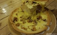 Noi Pizza: Krenyes Gurih Pizza Crispy Berlelehan Keju di Kafe Bergaya Inggris