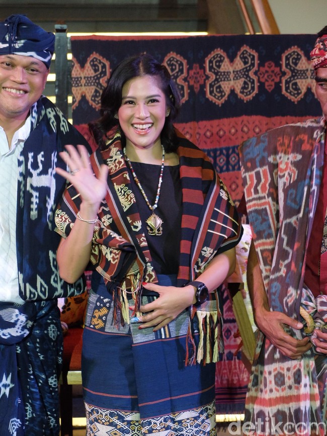 Aktris 32 tahun itu juga menyempurnakan penampilannya dengan smart watch hitam yang menciptakan harmonisasi elemen tradisional dan kekinian. Foto: Daniel Ngantung/Wolipop