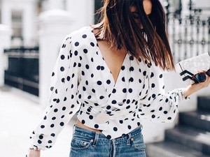 Stylish dengan 5 Atasan Polka-dot Seperti yang Tren Dipakai Selebgram