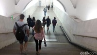 Gampang-gampang susah, itulah kesan pertama sewaktu menjajal naik Kereta Bawah Tanah (Metro) Moskow. Kendala bahasa jadi masalah utama, kita harus banyak bertanya jika tidak ingin tersesat. Suasana stasiun di Moskow cukup ramai (Novi/detikTravel)