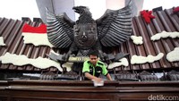 Sejumlah pekerja sedang membersihkan ruang sidang tahunan MPR-DPR-DPD.