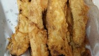 Nama populernya Pisgor Manggarai karena ada di kawasan Manggarai, Dibuat dari pisang tanduk dengan potongan sekitar 20 cm lebih. Pisang gorengan buatan Mpok Nur ini dijamin bikin kenyang. (Foto: Istimewa)