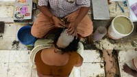 Ritual ini merupakan bentuk dari penyucian diri. Para wanita India menganggap ritual ini sebagai bentuk pengorbanan dan penyucian sebelum berdoa kepada Dewa  (Arun Sankar/AFP)