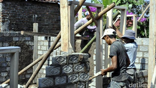Warga Kampung Selaawi Ini Patungan Bangun Rumah untuk Kakek Miskin