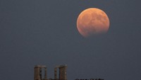 Gerhana bulan sebagian terlihat di atas Temple of Poseidon di sisi timur Athena, Yunani (Foto: REUTERS/Costas Balta)