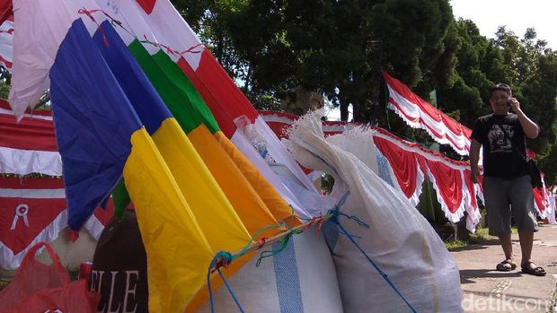 Aneka ukuran bendera yang dijual di Jl Teuku Umar