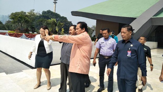 Anton Sihombing (berkemeja merah) meninjau persiapan sidang tahunan MPR-DPR-DPD