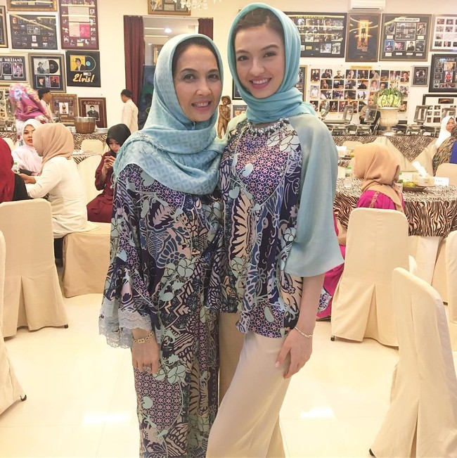 Tampil kompak bersama ibunda, Raline Shah memakai batik modifikasi sebagai atasan. (Foto: Dok. Instagram Raline Shah)