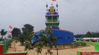 Masjid berbentuk kapal ini bernama Masjid Kapal Bosok. Lokasinya di Lingkungan Drangong, Kelurahan Curugmanis, Kota Serang, Banten. Masjid ini tengah ramai di kalangan wisatawan karena bentuknya yang unik dan menarik perhatian (Bahtiar/detikTravel)