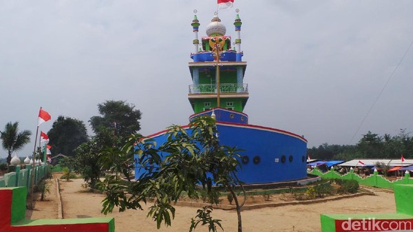 Masjid berbentuk kapal ini bernama Masjid Kapal Bosok. Lokasinya di Lingkungan Drangong, Kelurahan Curugmanis, Kota Serang, Banten. Masjid ini tengah ramai di kalangan wisatawan karena bentuknya yang unik dan menarik perhatian (Bahtiar/detikTravel) Masjid berbentuk kapal ini bernama Masjid Kapal Bosok. Lokasinya di Lingkungan Drangong, Kelurahan Curugmanis, Kota Serang, Banten. Masjid ini tengah ramai di kalangan wisatawan karena bentuknya yang unik dan menarik perhatian (Bahtiar/detikTravel)