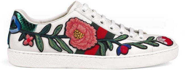 Sneakers dari Gucci ini adalah pilihan untuk wanita yang ingin tetap mengeluarkan sisi feminin meski pakai sneakers. Pastinya bordir bunga ala Gucci ini akan membuatmu jadi pusat perhatian. Dok. Ist.