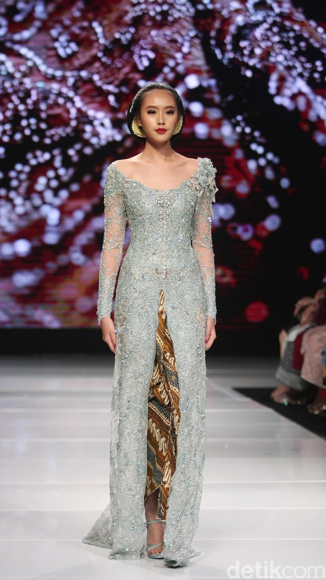 Koleksi terbaru dari Vera Anggraini dengan mengusung tema Merajut Nusantara yang bertempat di Ballroom Grand Hyatt hotel, Jakarta. [Foto: Mohammad Abduh/Wolipop]