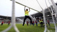 Puas dengan hasil renovasi Stadion Utama Gelora Bung Karno (SUGBK), Menpora Imam Nahrawi melompat kegirangan di tiang gawang dengan wajah yang sangat semringah.