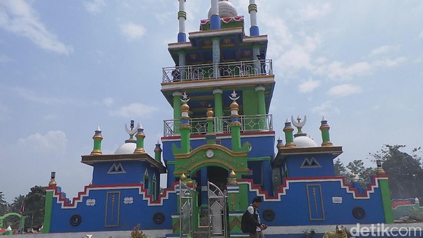 Masjid ini memiliki tinggi 17 meter. Angka 17 ini melambangkan jumlah rakaat dalam salat 5 waktu (Bahtiar/detikTravel) Masjid ini memiliki tinggi 17 meter. Angka 17 ini melambangkan jumlah rakaat dalam salat 5 waktu (Bahtiar/detikTravel)