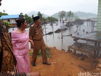 Blusukan ala Susi di Natuna, Naik Motor Hingga Hujan-hujanan