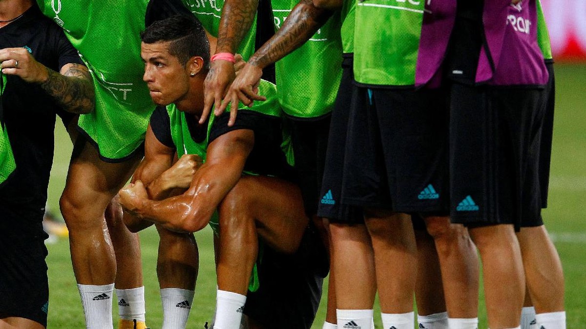 Cristiano Ronaldo di sesi latihan jelang Piala Super Eropa (Foto: REUTERS/Ognen Teofilovski)