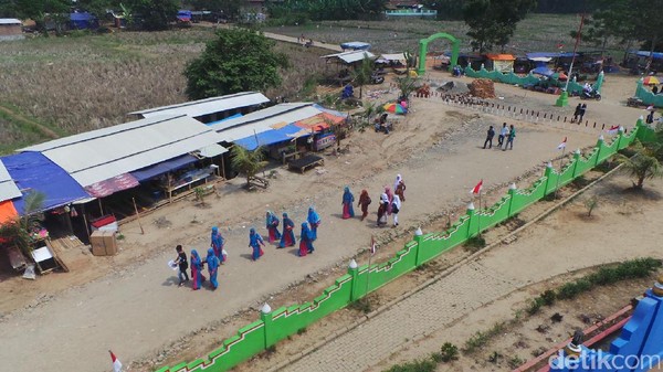 Dari atas masjid kita bisa melihat wisatawan berbondong-bondong berkunjung ke sini. Masjid ini dikunjungi tak hanya wisatawan dari dalam negeri, tetapi juga dari luar negeri (Bahtiar/detikTravel) Dari atas masjid kita bisa melihat wisatawan berbondong-bondong berkunjung ke sini. Masjid ini dikunjungi tak hanya wisatawan dari dalam negeri, tetapi juga dari luar negeri (Bahtiar/detikTravel)