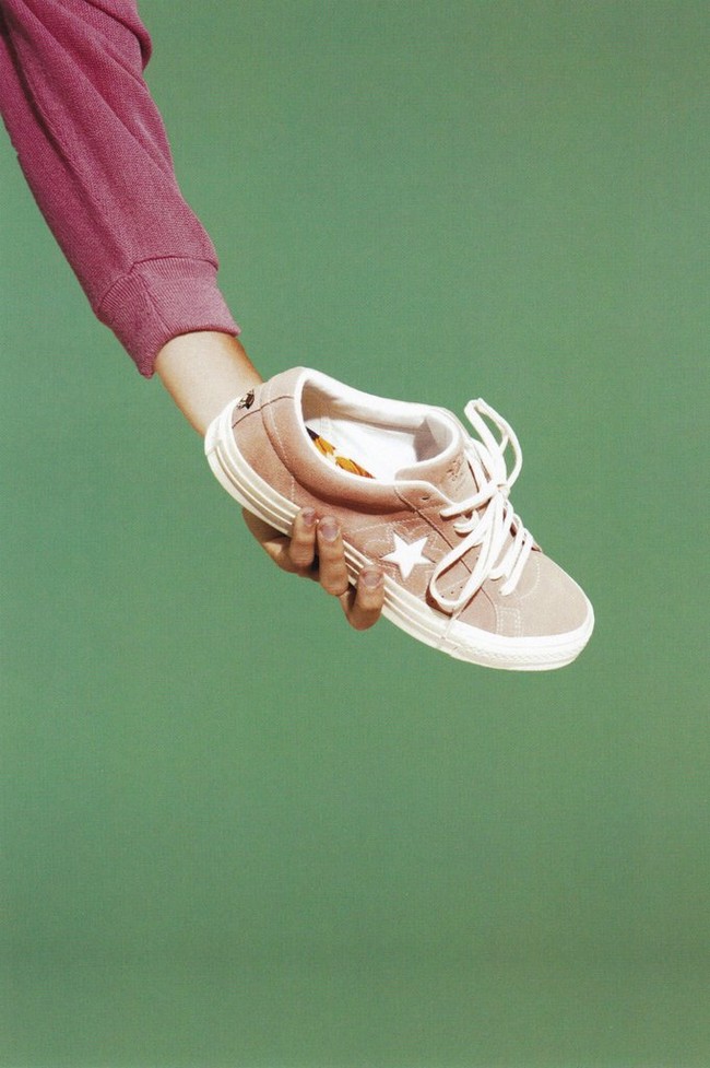 Warna millennial pink saat ini lagi hits banget. Converse juga punya sneakers yang akan buat kamu tampil kekinian, yaitu Converse One Star x Golf le Fleur. Dok. Ist.