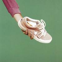 Warna millennial pink saat ini lagi hits banget. Converse juga punya sneakers yang akan buat kamu tampil kekinian, yaitu Converse One Star x Golf le Fleur. Dok. Ist.