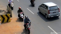 Pengendara sepeda motor melawan arah di kawasan jalan Matraman Raya, Jakarta, Senin (8/8/2017).
