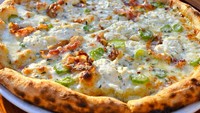 Pizza di Orlando, Florida, dipengaruhi oleh gaya pizza New York dan Italia sebagai tuan rumah pizza. Pizza Via Napoli dan Prato di Orlando memiliki rasa sama dengan pizza Napolia, sedangkan pizza Pizzeria Del-Dio menyajikan irisan pizza New york. Foto: Istimewa