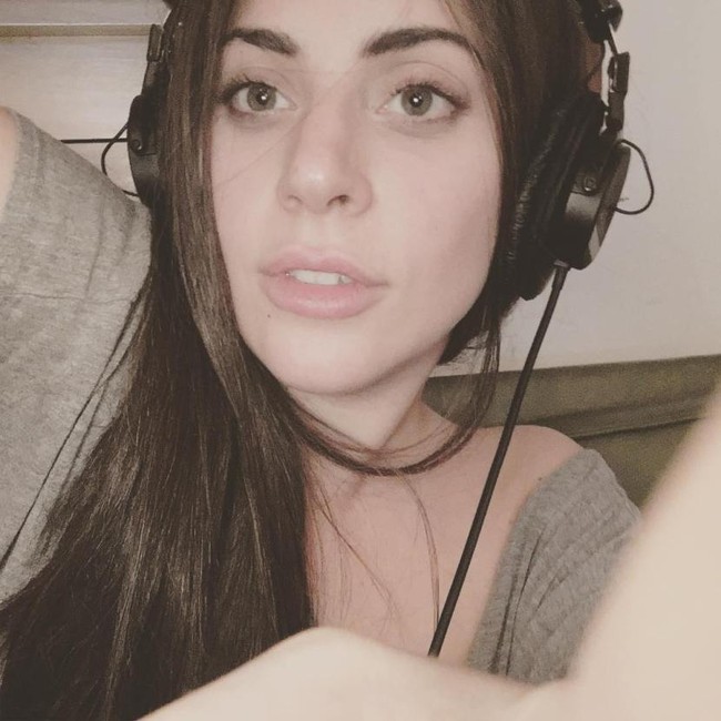 Rambut asli Lady Gaga sebenarnya berwarna cokelat. Jika tidak jadi penyanyi yang eksentrik mungkin ia akan tampil seperti ini setiap hari.