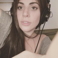 Rambut asli Lady Gaga sebenarnya berwarna cokelat. Jika tidak jadi penyanyi yang eksentrik mungkin ia akan tampil seperti ini setiap hari.