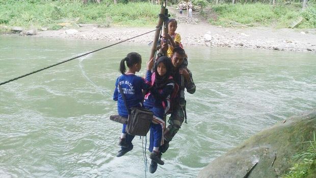 Ini foto sebelum jembatan gantung Serka Darwis jadi