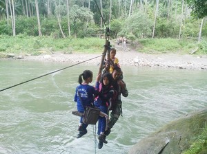 Aksi Ekstrem Serka Darwis Seberangkan Anak Sekolah Pakai Gondola