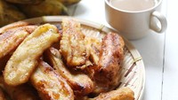 Jangan lupakan teman klasik minum kopi. Pisang goreng. Mau diiris, dipotong atau dibalut tepung selalu cocok dengan kopi.Foto: iStock