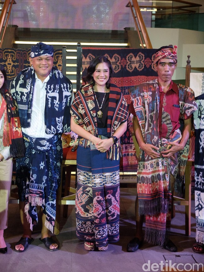 Di perhelatan itu, Dian tampil modis dengan kain tenun ikat yang dipercantik dengan motif kuda dalam palet kebiruan.   Foto: Daniel Ngantung/Wolipop