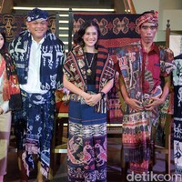 Di perhelatan itu, Dian tampil modis dengan kain tenun ikat yang dipercantik dengan motif kuda dalam palet kebiruan.   Foto: Daniel Ngantung/Wolipop