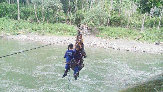 Aksi Ekstrem Serka Darwis Seberangkan Anak Sekolah Pakai Gondola