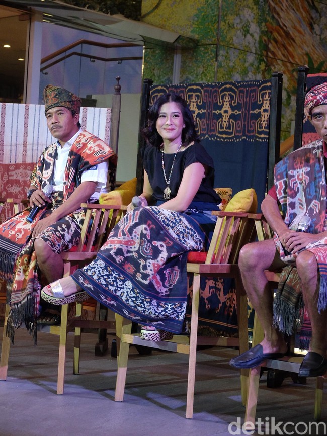 Untuk alas kaki, ibu dua anak itu mengandalkan sendal wedges anyaman yang unik. Foto: Daniel Ngantung/Wolipop