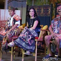 Untuk alas kaki, ibu dua anak itu mengandalkan sendal wedges anyaman yang unik. Foto: Daniel Ngantung/Wolipop