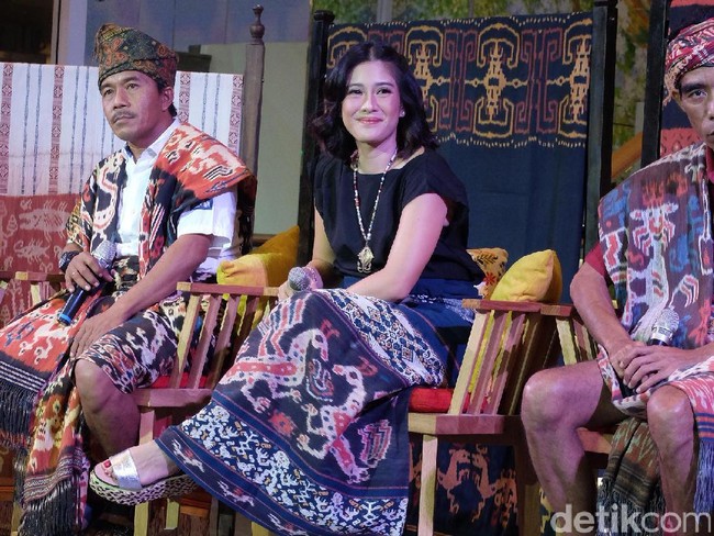 Aku mau anak-anak muda sekarang tahu bahwa kain ini tidak hanya bisa dipakai untuk acara kawinan atau formal lainnya, tapi juga saat hang-out bersama teman-teman, kata Dian saat jumpa pers Lukamba Nduma Luri di La Moda Plaza Indonesia, Jakarta Pusat, Selasa (8/8/2017). (Foto: Daniel Ngantung/Wolipop)