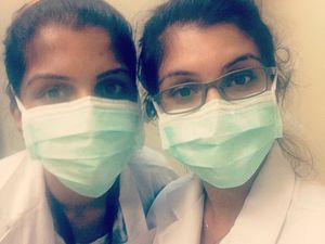 Foto: Bikin Bingung! Ketika Dokter Kembar Berbarengan Menangani Pasien